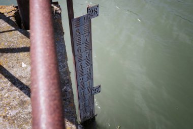 İtalya 'nın güneyindeki Volturno Nehri kıyıları boyunca yaşanan sel ve kuraklığı ölçmek için bir metre..