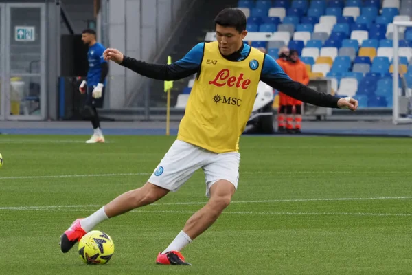 Napoli 'den Kim Min Jae, İtalya Serie A Ligi maçında Napoli - Verona final maçı, Napoli 0, Verona 0, Diego Armando Maradona Stadyumu' nda oynandı..