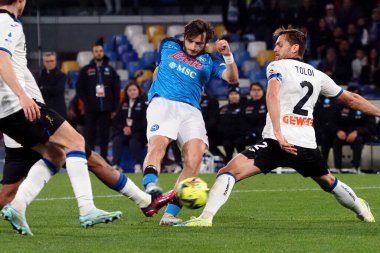 Napoli 'nin Khvicha Kvaratskhelia oyuncusu ve Atalanta' nın Rafael Toli oyuncusu, Napoli ile Atalanta arasındaki İtalya Serisi A ligi maçında, Napoli 2, Atalanta 0, Diego Armando Maradona Stadyumu 'nda oynandı.