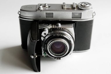 Bu resimde 1954 ve 1957 yılları arasında Scneider-Kreuznach Xenon 50mm 1: 2.8 lensli antik Kodak Retina IIc kamera kullanılmıştır. Bir körük lensiyle çekilecek son kamera serisi. 