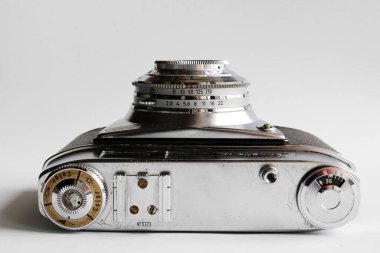 Bu resimde. Antik Kodak Retinette Ia kamerası, 1939 yılında Scneider-Kreuznach Reomar 45mm: 2.8 lensli.. 