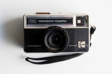 Bu resimde. 1977-1984 yılları arasında üretilen eski Kodak Instamatic 77X film kamerası, kutuda bir dizi 