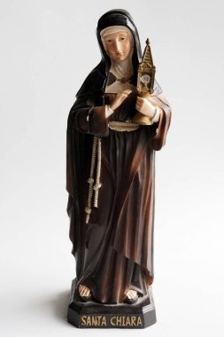 Bu resimde. Santa Chiara 'yı sembolize eden heykel, Zavallı Clares tarikatının kurucusu. 1255 yılında Santa Chiara olarak kutsandı ve 17 Şubat 1958 tarihinde Pius XII tarafından televizyon ve telekomünikasyonun koruyucu azizi ilan edildi.