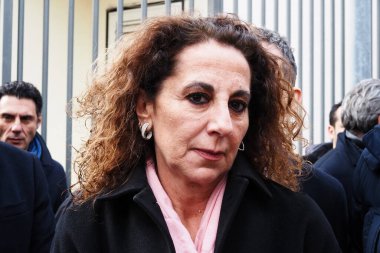 El konulan mallardan sorumlu İçişleri Müsteşarı Vanda Ferro, Camorra patronu Michele Zagaria 'nın sığınağının yıkımı sırasında, Casapesenna' daki Mascagni üzerinden yıkım süreci yaklaşık iki hafta sürecek..