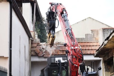 İtfaiyecilerin özel aracı, Casapesenna 'daki Camorra patronu Michele Zagaria' nın sığınağının yıkımı sırasında, yıkım süreci yaklaşık iki hafta sürecek..