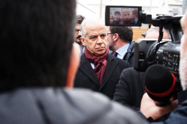 Matteo Piantedosi İçişleri Bakanı, Casapesenna 'daki Camorra patronu Michele Zagaria' nın sığınağının yıkımı sırasında, yıkım süreci yaklaşık iki hafta sürecek..