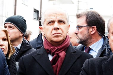 Matteo Piantedosi İçişleri Bakanı, Casapesenna 'daki Camorra patronu Michele Zagaria' nın sığınağının yıkımı sırasında, yıkım süreci yaklaşık iki hafta sürecek..