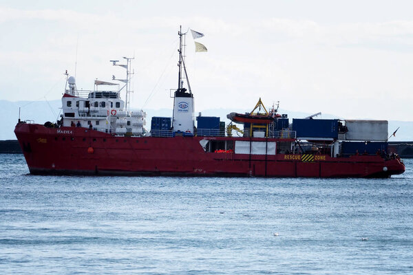 The German rescue ship "sea-eye 4" arrives at the port of Naples with 109 migrants on board, including 35 minors, 18 women, one of whom is pregnant and two dead.