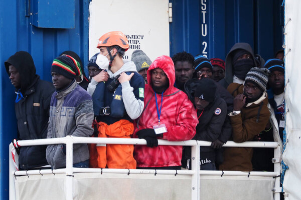 Мигранты ждут, чтобы покинуть корабль. Немецкое спасательное судно "Морской глаз-4" прибывает в порт Неаполя со 109 мигрантами на борту, в том числе 35 несовершеннолетних, 18 женщин, одна из которых беременна, а две мертвы.