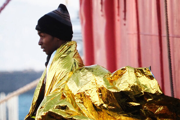 Мигрант покидает корабль. Немецкое спасательное судно "Морской глаз-4" прибывает в порт Неаполя со 109 мигрантами на борту, в том числе 35 несовершеннолетних, 18 женщин, одна из которых беременна, а две мертвы.