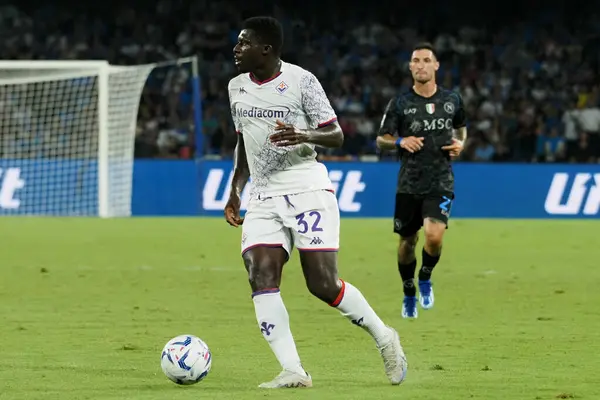 Fiorentina 'dan Alfred Duncan, Napoli ile Fiorentina arasındaki İtalya Serie A ligi maçında, Napoli 1, Fiorentina 3, Diego Armando Maradona Stadyumu' nda oynandı..