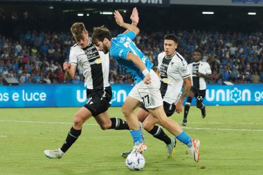 Napoli 'nin Khvicha Kvaratskhelia oyuncusu ve Udinese' nin Nehun Prez oyuncusu Jaka Bijol, Napoli-Udinese maçının final maçı Napoli 4, Udinese 1 arasında oynanan maçta Diego Armando Maradona Stadyumu 'nda oynandı.