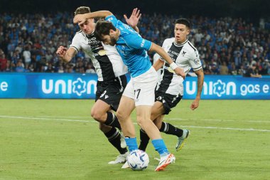 Napoli 'nin Khvicha Kvaratskhelia oyuncusu ve Udinese' nin Nehun Prez oyuncusu Jaka Bijol, Napoli-Udinese maçının final maçı Napoli 4, Udinese 1 arasında oynanan maçta Diego Armando Maradona Stadyumu 'nda oynandı.