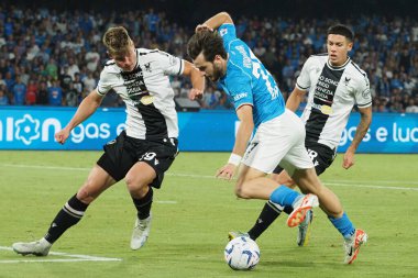 Napoli 'nin Khvicha Kvaratskhelia oyuncusu ve Udinese' nin Nehun Prez oyuncusu Jaka Bijol, Napoli-Udinese maçının final maçı Napoli 4, Udinese 1 arasında oynanan maçta Diego Armando Maradona Stadyumu 'nda oynandı.