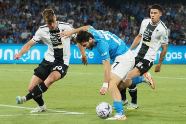 Napoli 'nin Khvicha Kvaratskhelia oyuncusu ve Udinese' nin Nehun Prez oyuncusu Jaka Bijol, Napoli-Udinese maçının final maçı Napoli 4, Udinese 1 arasında oynanan maçta Diego Armando Maradona Stadyumu 'nda oynandı.