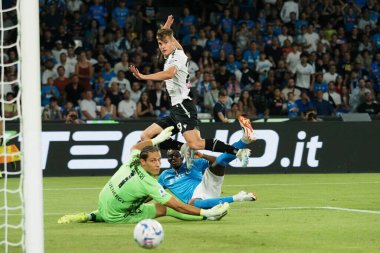 Napoli 'den Victor Osimhen ve Udinese' den Marco Silvestri, Udinese 'den Jaka Bijol oyuncuları, Napoli - Udinese final maçı, Napoli 4, Udinese 1, Diego Armando Maradona Stadyumu' nda oynandı..