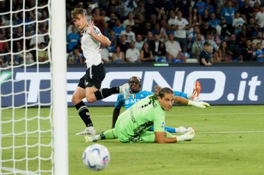 Napoli 'den Victor Osimhen ve Udinese' den Marco Silvestri, Udinese 'den Jaka Bijol oyuncuları, Napoli - Udinese final maçı, Napoli 4, Udinese 1, Diego Armando Maradona Stadyumu' nda oynandı..