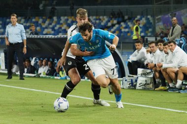 Napoli 'nin Khvicha Kvaratskhelia oyuncusu ve Udinese' nin Jaka Bijol oyuncusu, İtalya Serie A ligi maçında Napoli - Udinese final maçı, Napoli 4, Udinese 1, Diego Armando Maradona Stadyumu 'nda oynandı..
