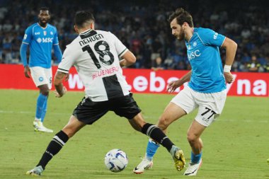 Napoli 'nin Khvicha Kvaratskhelia oyuncusu ve Udinese' nin Nehun Prez oyuncusu, İtalya Serie A ligi maçında Napoli - Udinese final maçı, Napoli 4, Udinese 1, Diego Armando Maradona Stadyumu 'nda oynandı.
