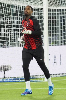 Milan 'dan Mike Maignan, Napoli ile Milan arasındaki İtalya Serie A ligi maçında, Napoli 2, Milan 2, Diego Armando Maradona Stadyumu' nda oynandı..