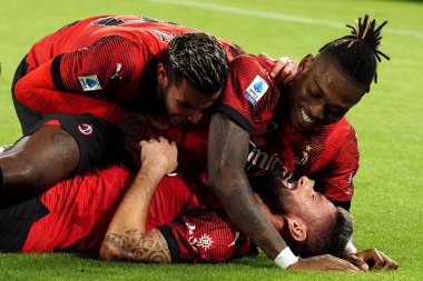 Olivier Giroud, Tho Hernndez, Milan 'dan Rafael Leo, İtalya Serie A ligi finalinde Napoli 2, Milan 2, Diego Armando Maradona Stadyumu' nda oynandı.