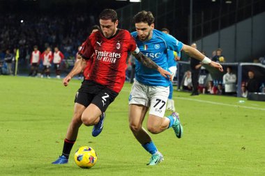 Napoli 'den Kvaratskhelia ve Milan' dan Davide Calabria 'nın oyuncusu Khvicha Kvaratskhelia, Napoli ile Milan arasındaki İtalya Serie A ligi maçında, Napoli 2, Milan 2, Diego Armando Maradona Stadyumu' nda oynandı..