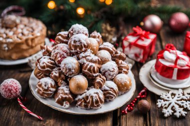 Noel tatlısı, zencefilli panettoni ve küçük evler