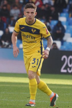 Hellas Verona 'dan Tom Suslov, Napoli ile Hellas Verona arasındaki İtalyan Serie A ligi maçında, Napoli 2, Hellas Verona 1, Diego Armando Maradona Stadyumu' nda oynandı.