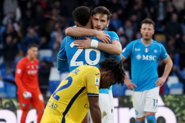 Napoli 'nin Khvicha Kvaratskhelia, Napoli' nin Cyril Ngonge oyuncuları, Napoli 'nin Hellas Verona' ya karşı oynadığı final maçı sırasında, Napoli 2, Hellas Verona 1, Diego Armando Maradona Stadyumu 'nda oynandı..