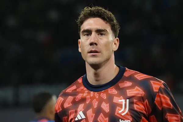 Juventus 'lu Dusan Vlahoviç, Napoli ile Juventus 1 arasındaki İtalya Serie A ligi maçında Diego Armando Maradona Stadyumu' nda oynanan maçın son sonucu Napoli 2, Juventus 1 'dir.