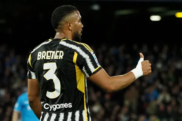 Juventus 'lu Gleison Bremer, Napoli - Juvents final maçı sırasında Diego Armando Maradona Stadyumu' nda oynandı..