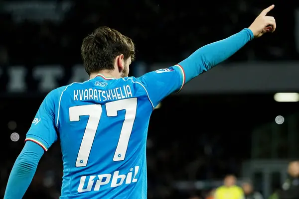Napoli 'nin Khvicha Kvaratskhelia oyuncusu, Napoli ile Juventus 1 arasında oynanan İtalya Serie A ligi maçında Diego Armando Maradona Stadyumu' nda oynanan maçın son sonucu Napoli 2, Juventus 1 'dir..