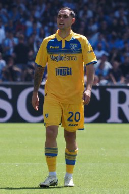 Frosinone 'den Pol Lirola, İtalya Serie A ligi maçında Napoli - Frosinone final maçı, Napoli 2, Frosinone 2, Diego Armando Maradona stadyumunda oynandı..