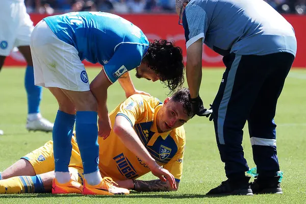 Napoli 'den Mario Rui ve Frosinone' den Nadir Zortea oyuncusu, Napoli - Frosinone final maçı olan Napoli 2, Frosinone 2 arasındaki İtalya Serie A ligi maçında Diego Armando Maradona Stadyumu 'nda oynandı..