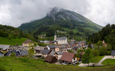 Saint Pierre d 'Entremont köyünün panoramik manzarası, Isere Savoie' de, Fransız Alplerinde, Grenoble yakınlarında..