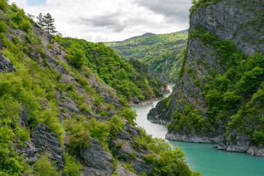 Fransız Alplerindeki Le Drac Nehri 'nin Serene Güzeli