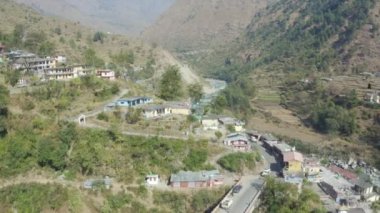 4K 'da Harsil Village Aerial View, Bhagirathi Nehri kıyısında, Uttarkashi bölgesinde bir Hindu hac alanı ve Uttarakhand.Bridge, Piknik, Trekking, Adventure
