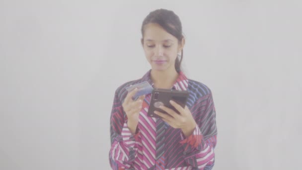 Glückliches Junges Mädchen Mit Kreditkarte Für Sicheres Banking Online Einkäufe — Stockvideo