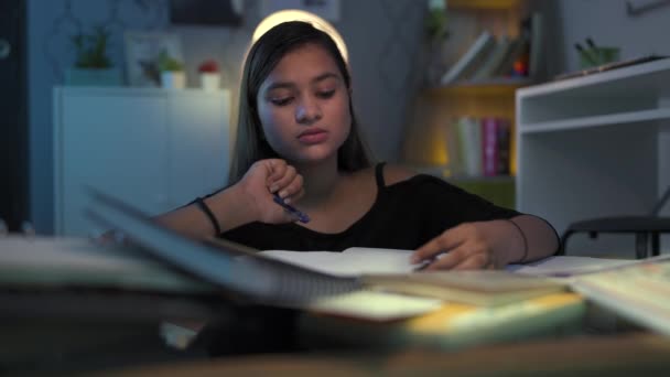 Νεαρή Μαθήτρια Κολλεγιοκόριτσο Στυλό Στο Χέρι Διάβασμα Σκέψη Εργασία Για — Αρχείο Βίντεο