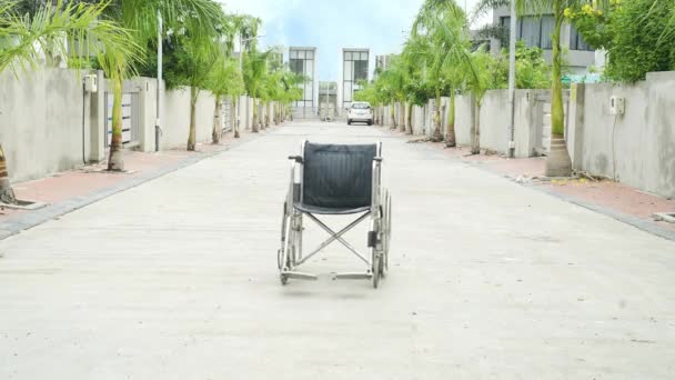 Инвалидное Кресло Оставалось Одиноким Пустой Улице Окружении Зеленых Деревьев Домов — стоковое видео