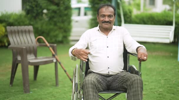 Indiano Idoso Que Vive Com Deficiência Problema Saúde Crônica Sentado — Vídeo de Stock