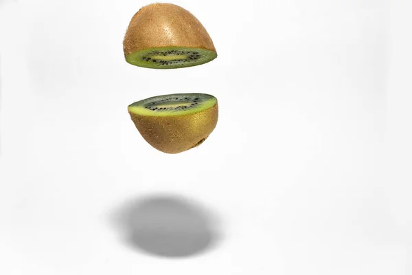 Flytande Kiwifrukt Skivad Hälften Kreativ Frukt — Stockfoto
