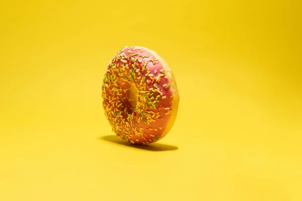 Rosafarbener Donut Mit Bunten Streuseln Auf Gelbem Hintergrund Kreativer Hintergrund — Stockfoto