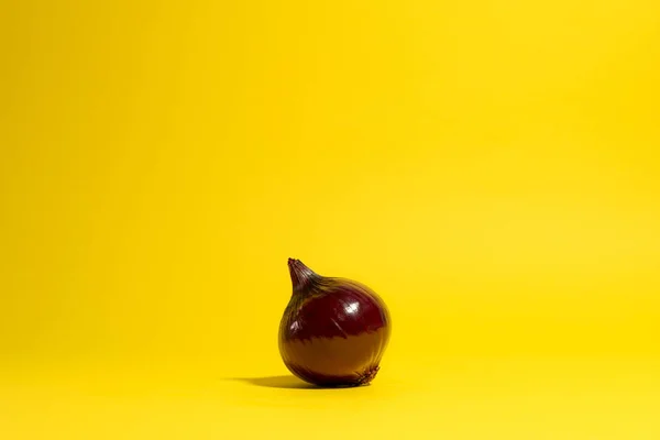 Cebolla Roja Sobre Fondo Amarillo Concepto Vegetariano Mínimo — Foto de Stock