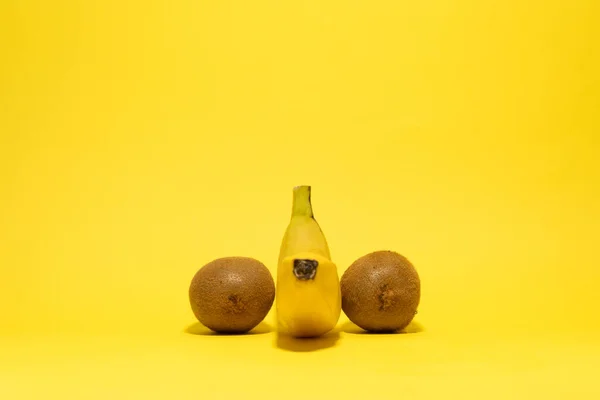 Banana Two Kiwi Fruits Side Funny Penis Concept — Foto de Stock
