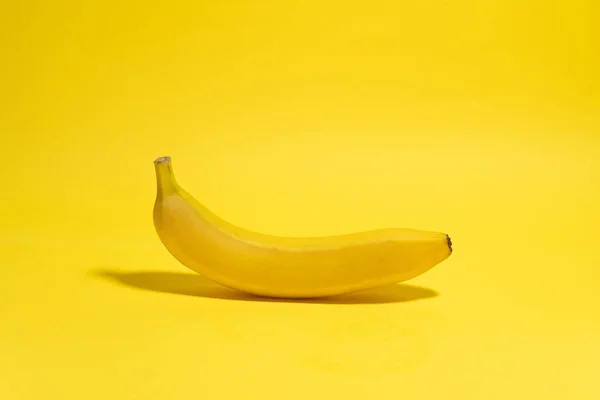 Ολόκληρη Μπανάνα Κίτρινο Φόντο Ελάχιστες Έννοιες Φρούτων — Φωτογραφία Αρχείου