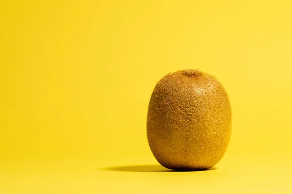 Fruto Kiwi Sobre Fondo Amarillo Concepto Fruta Mínima — Foto de Stock