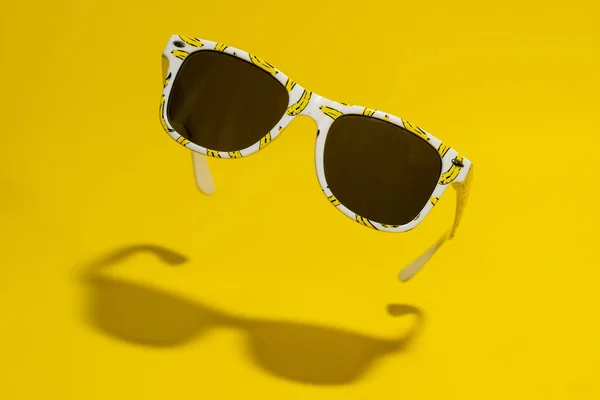 Lustige Banane Schwimmende Sonnenbrille Für Kinder Auf Gelbem Hintergrund — Stockfoto