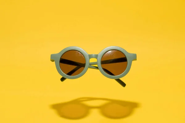 Grappig Rond Retro Groene Zonnebril Voor Kinderen Gele Achtergrond — Stockfoto