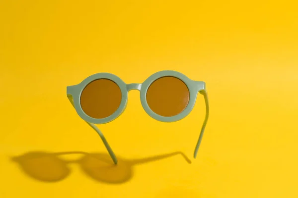 Lustige Runde Retro Sonnenbrille Für Kinder Auf Gelbem Hintergrund — Stockfoto